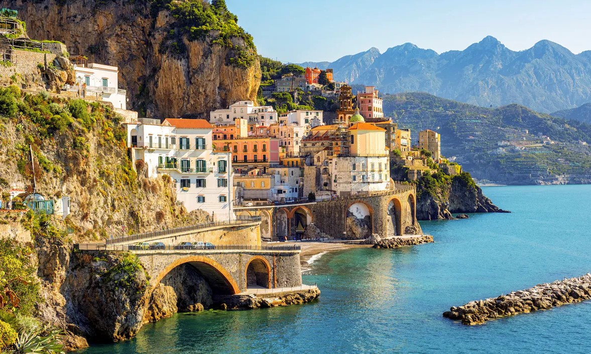 Соренто го нарекуваат сончев град, гордо распространет на висока карпа, со неверојатен воодушевувачки поглед на Неаполскиот залив, каде во подножјето свети бистрата тиркизна вода на Тиренското Море.